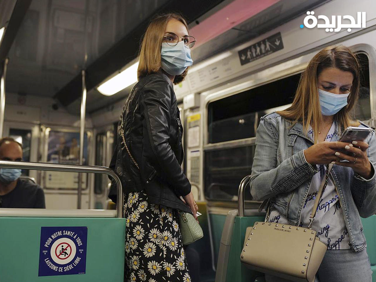 مواطنتان تستقلان المترو في فرنسا