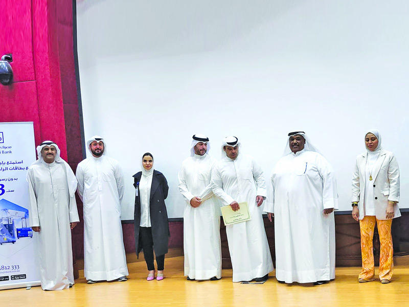 الجطيلي والعومي خلال تكريم الموظفين