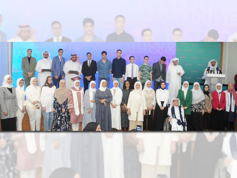 إيمان الروضان تتوسط المتفوّقين خلال الحفل