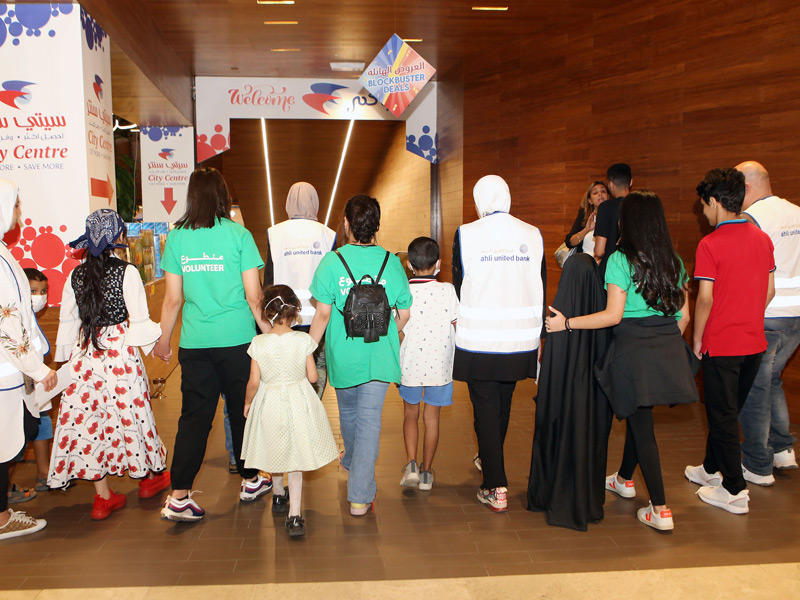 متطوعون من الأهلي المتحد ولوياك بصحبة الاطفال لشراء ملابس العيد