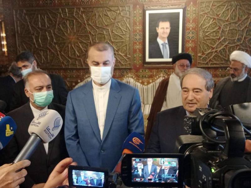 المقداد لدى استقباله عبداللهيان في مطار دمشق (تويتر)