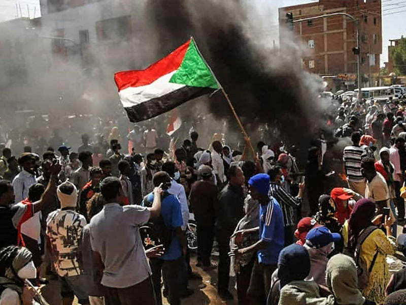  متظاهرون الاعتصام أمام مستشفى جنوبي العاصمة 