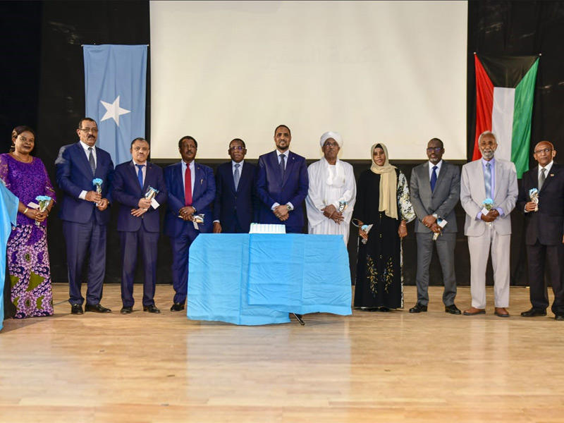 سفير الصومال متوسطاً بعض السفراء والمسؤولين