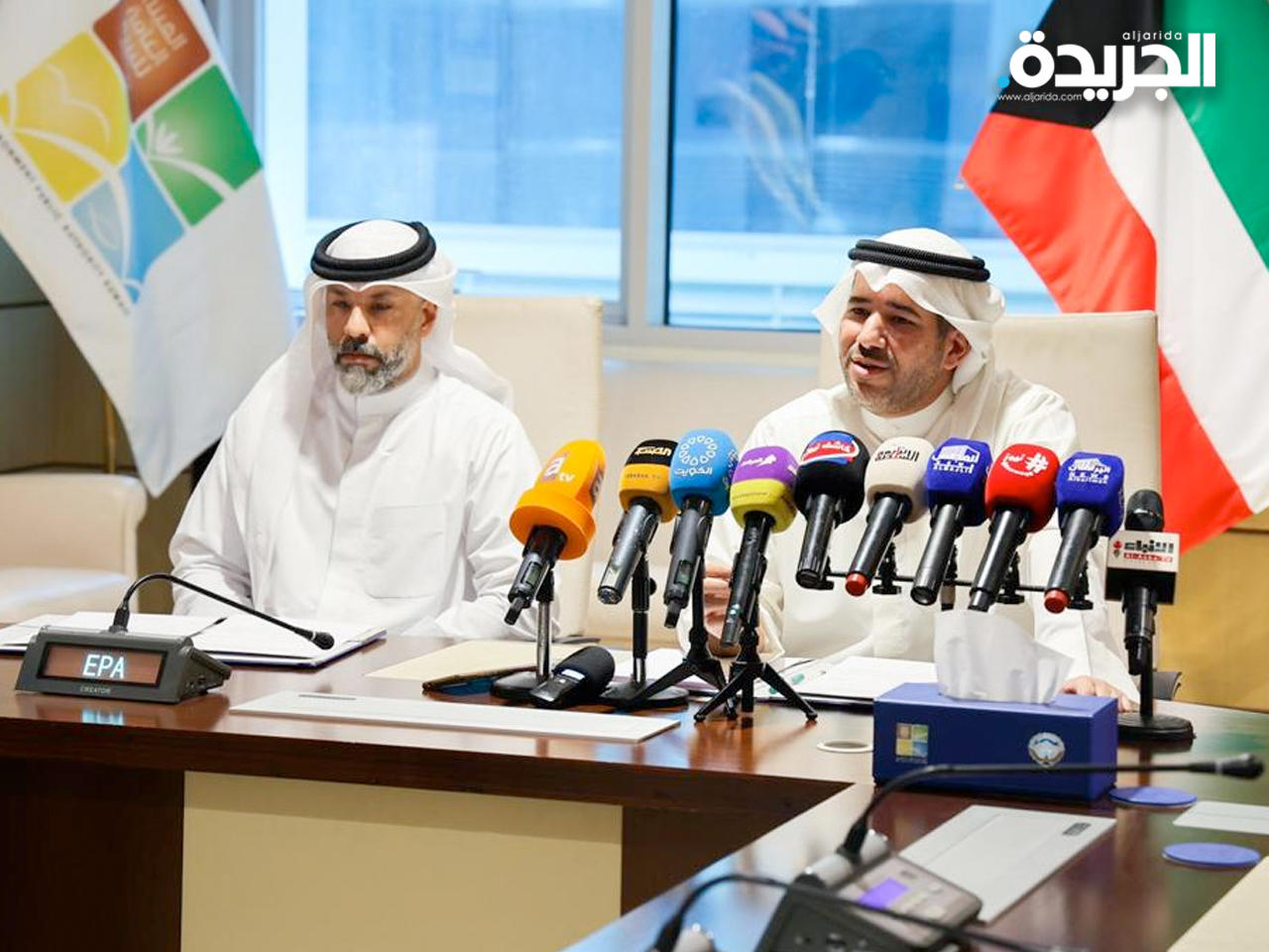 الشيخ عبدالله الأحمد متحدثاً خلال المؤتمر الصحفي