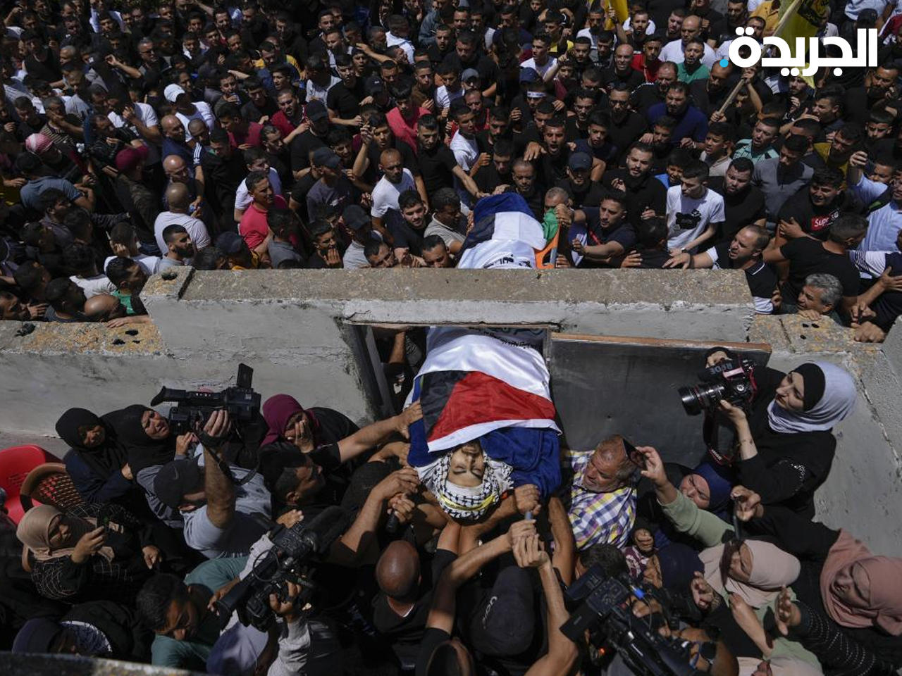 الفلسطينيون يشيعون أحد الشهداء - من الأرشيف