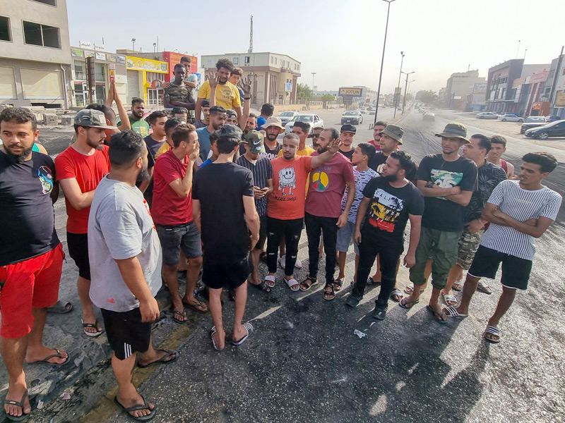 تجمّع شبابي يتصدى لفتح طريق رئيسي بطرابلس  (أ ف ب)