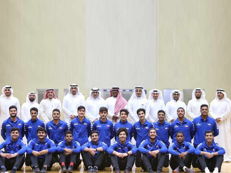 صورة جماعية للمنتخب مع أعضاء مجلس الإدارة