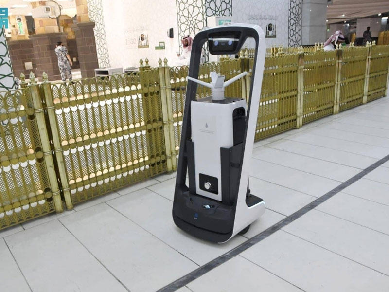 روبوتات تعقّم المسجد الحرام