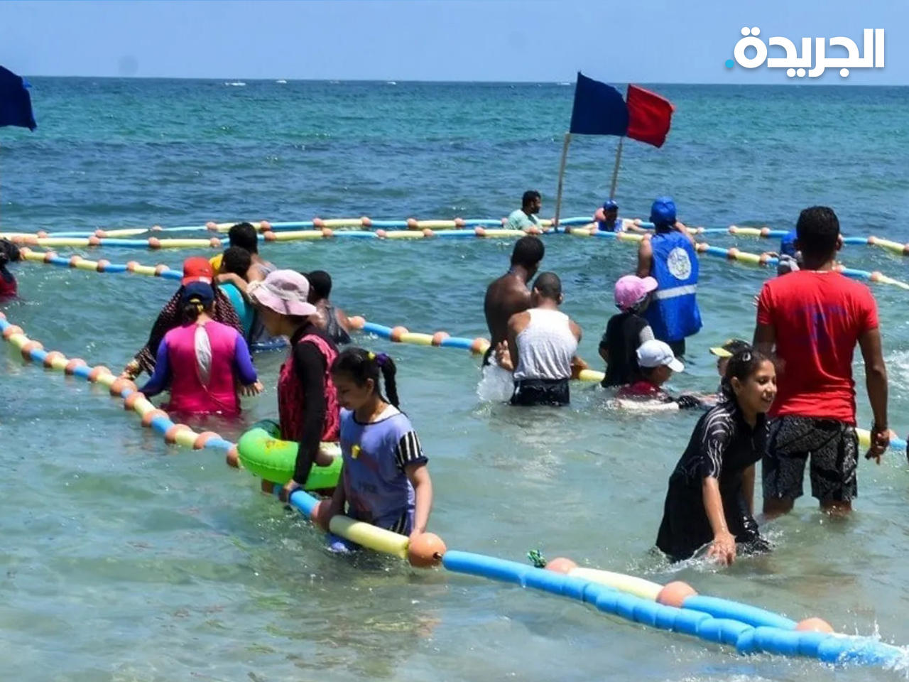 مسارات محددة خصصتها إدارة الشاطئ تسمح للمكفوفين وضعاف البصر من الاستمتاع بمياه البحر