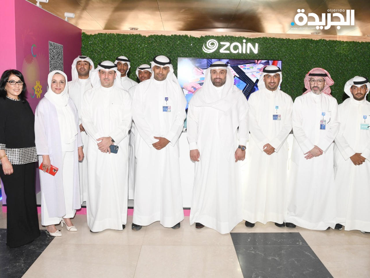 صورة لمدير الجامعة و عدد من المسؤولين خلال جولة في ملتقى «الاستثمار البشري والفرص الوظيفية 2022»