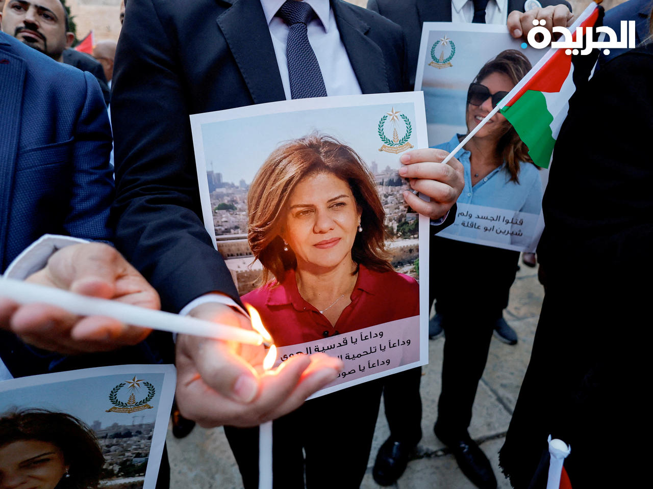 متظاهرون يرفعون صورة الصحافية الفلسطينية شيرين أبو عاقلة