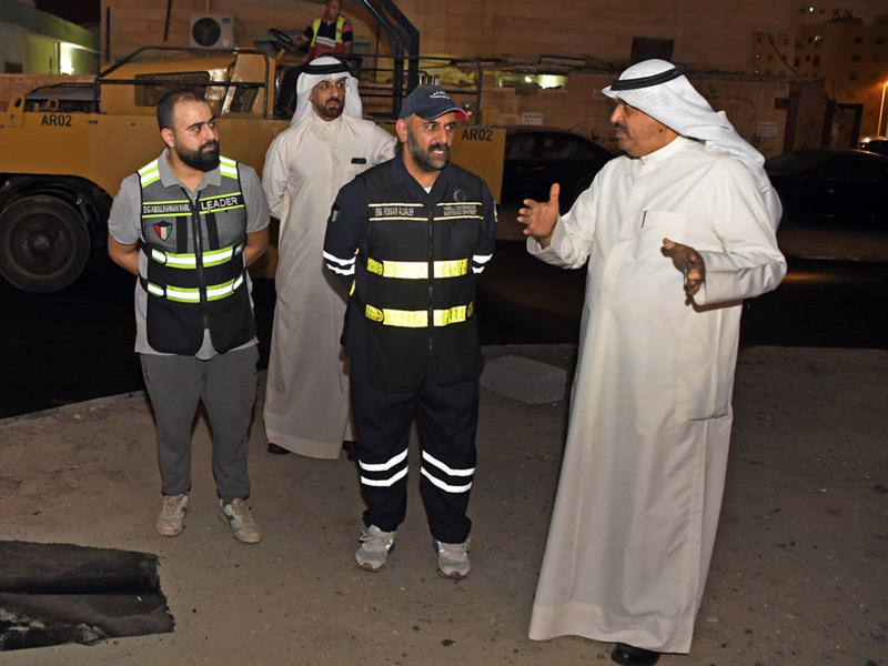 الأصفر خلال تفقده صيانة الطرق