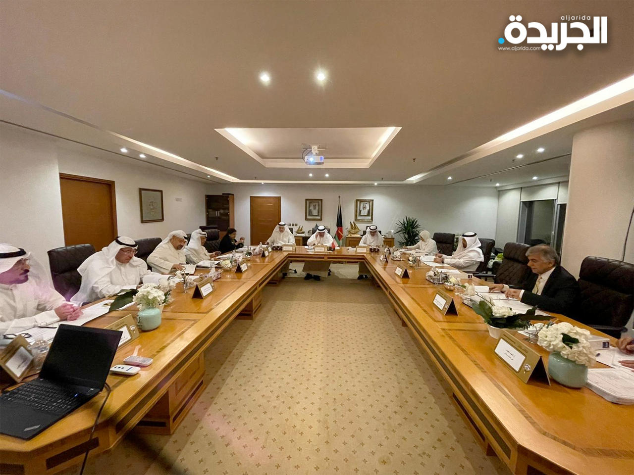 المضف خلال الاجتماع