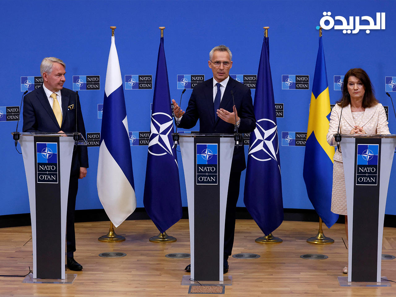 وزيرا خارجية السويد وفنلندا في مؤتمر صحفي مشترك مع الأمين العام لحلف «ناتو» بعد التوقيع على بروتوكولات انضمام بلديهما