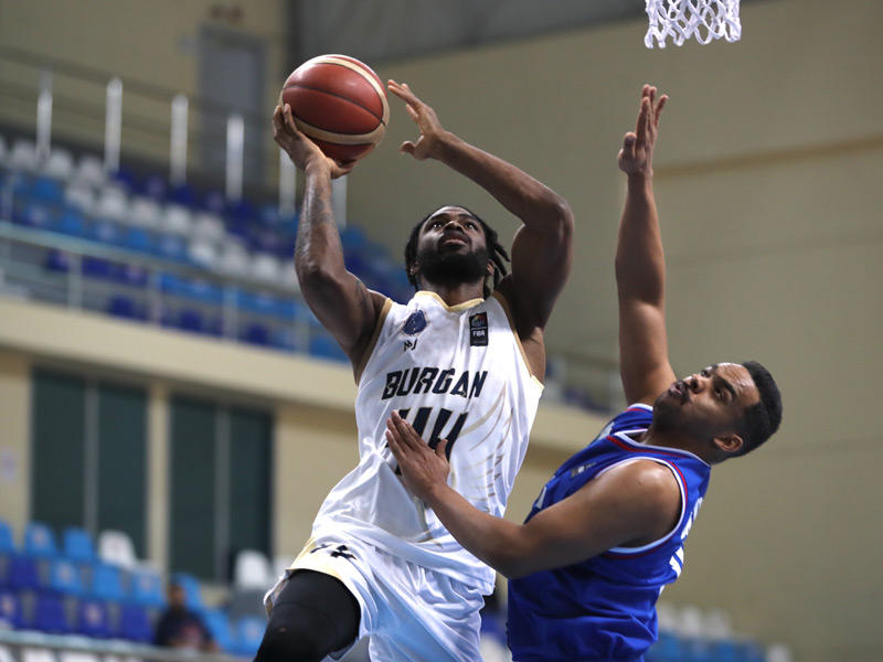 تصادم بين اللاعبين