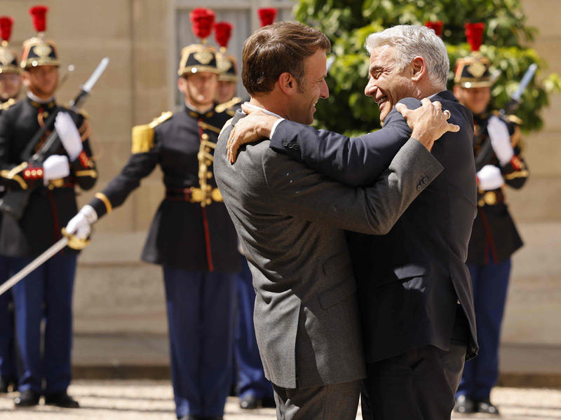 ماكرون مرحباً بلابيد خارج الإليزيه أمس (أ ف ب)