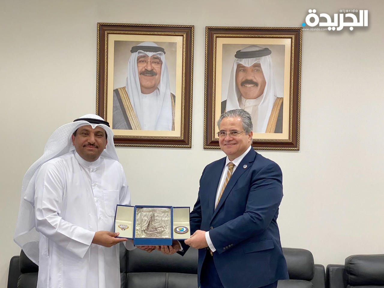 الدكتور سلمان العنزي يقدم درعاً تذكارياً للدكتور طارق الشيخ