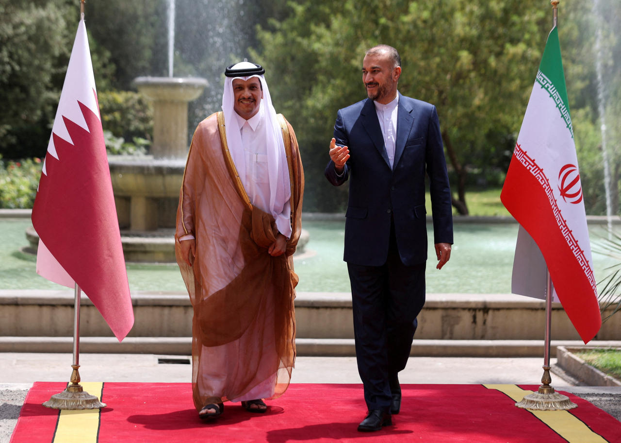 وزير الخارجية الإيراني مستقبلاً نظيره القطري في طهران