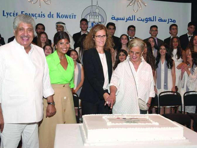 قطع قالب الحلوى بالمناسبة