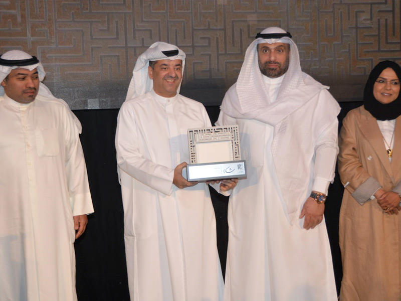 الرومي مُكرماً الخشتي على رعاية «زين» بحضور سلمان والشايجي