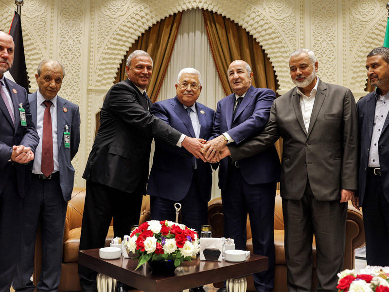 تبون متوسطاً عباس وهنية (أ ف ب)