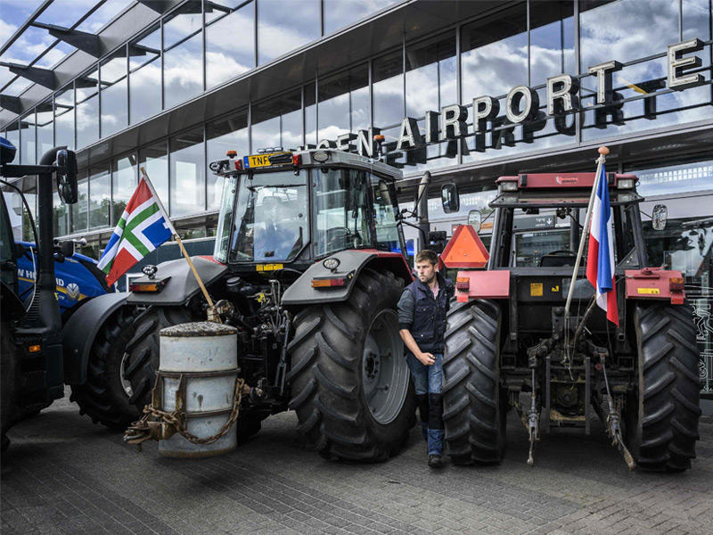 المزارعون يحتجون بقيادة جراراتهم
