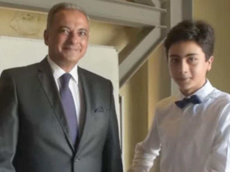 وزير الثقافة في حكومة تصريف الأعمال اللبنانية محمد وسام المرتضى مع الطالب جوي بيار حداد 