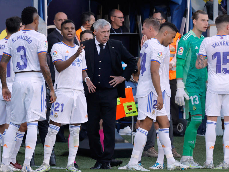 أنشيلوتي ولاعبو ريال مدريد خلال مباراة في الدوري الإسباني الموسم الماضي