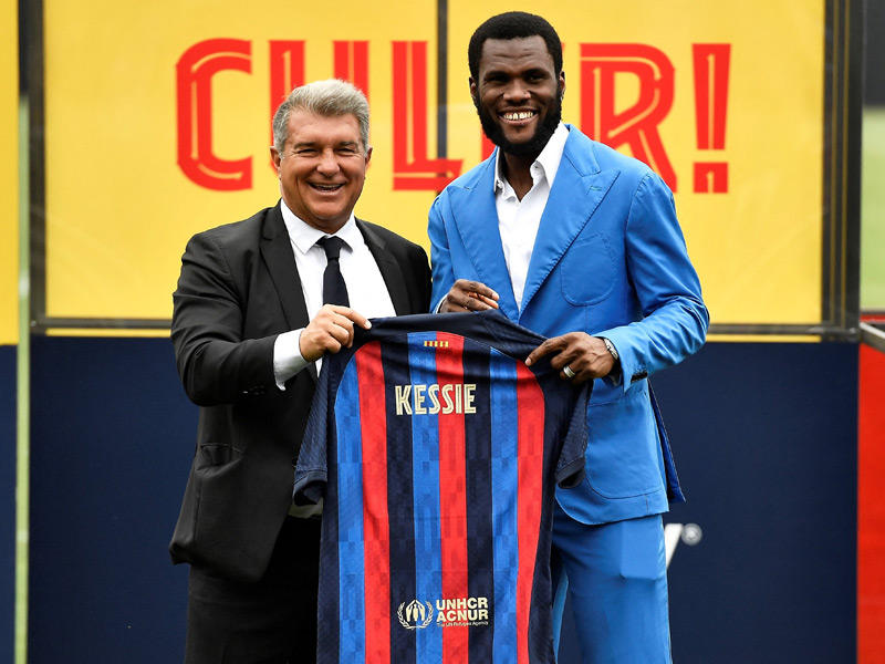 كيسي ولابورتا خلال تقديم اللاعب لوسائل الإعلام