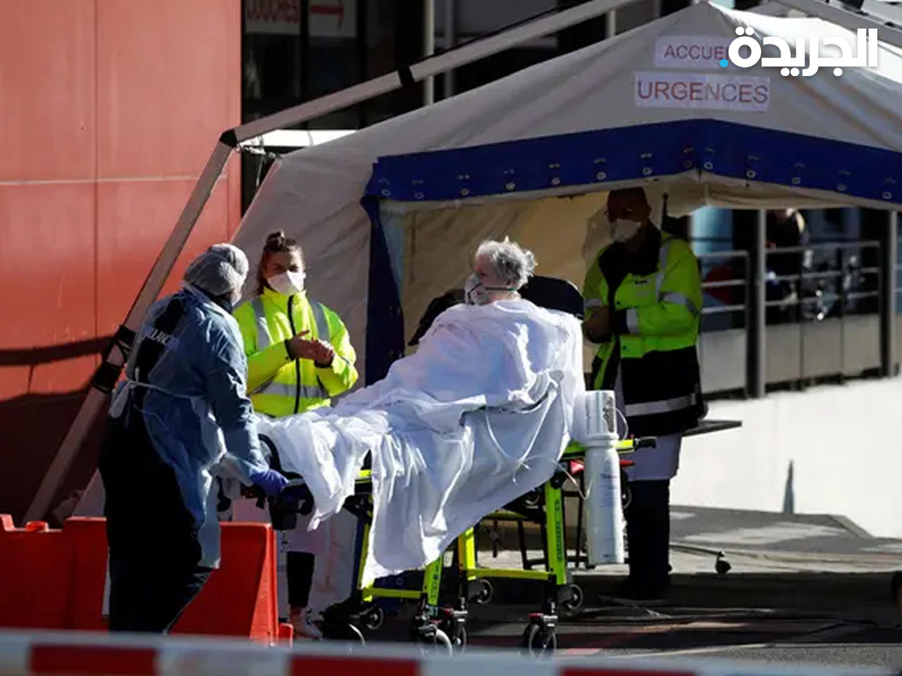 ممرضون يحملون مريضاً إلى المستشفى - الأرشيف