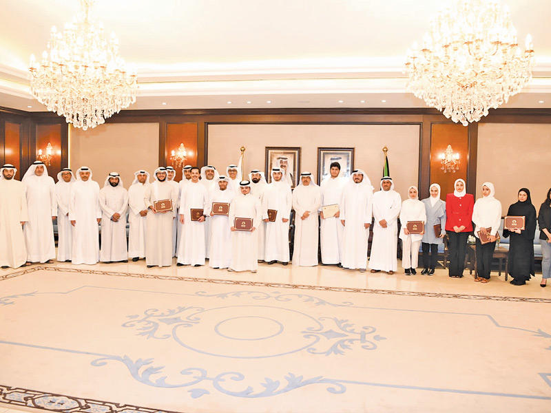 المحافظ متوسطاً الطلبة المتفوقين