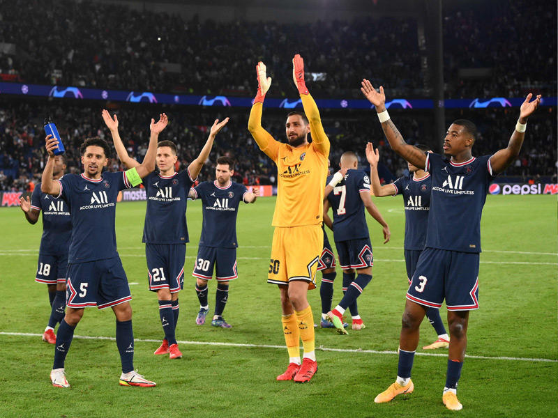 دوناروما حارس مرمى باريس إلى جانب زملائه بعد نهاية مباراة في الموسم الماضي