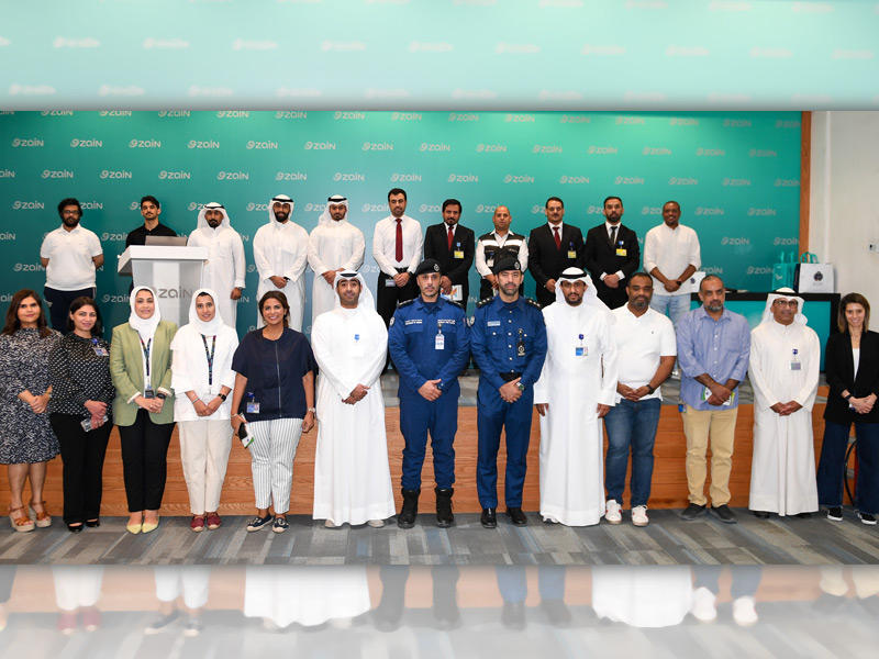 مسؤولو قوة الإطفاء مع موظفي «زين»