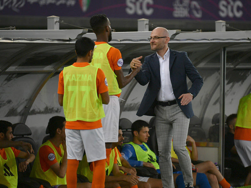 ماركوف يوجه اللاعبين في لقاء سابق