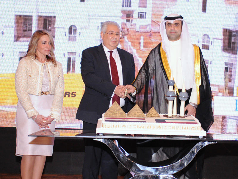 روح الدين وشلتوت يقطعان قالب حلوى بالمناسبة