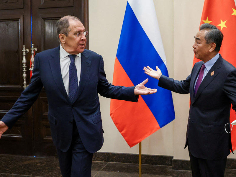 لافروف ووانغ يي في إندونيسيا اليوم (رويترز)