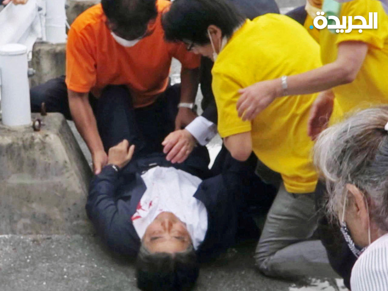 شينزو آبي بعد تعرضه لرصاصتين في الظهر