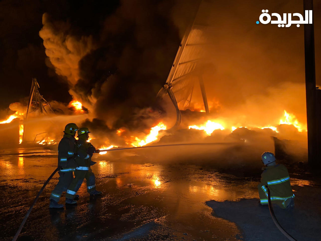 أفراد من قوة الإطفاء يسيطرون على النيران