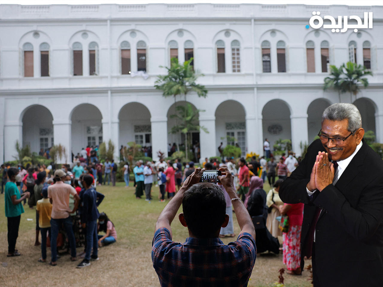 محتجون داخل مقار الرئاسة في سريلانكا وفي الإطار يبدو الرئيس جوتابايا راجاباكسا