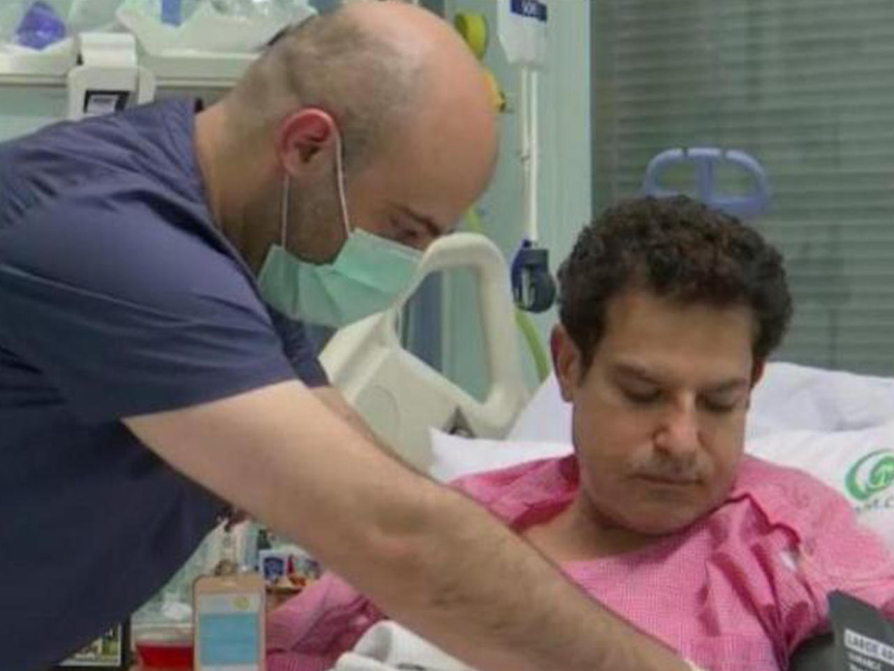 رئيس البعثة الطبية الإيرانية في موسم الحج محمد رفعتي خلال تلقيه الرعاية الصحية