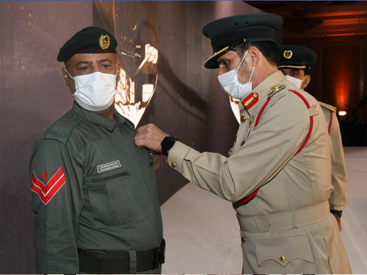 صورة نشرتها شرطة دبي عبر حسابها في موقع تويتر للحظة تكريم العريف أول سالم الذيباني 