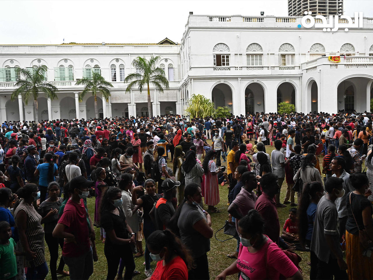 حشود من المحتجين داخل المقر الرسمي للرئيس السريلانكي