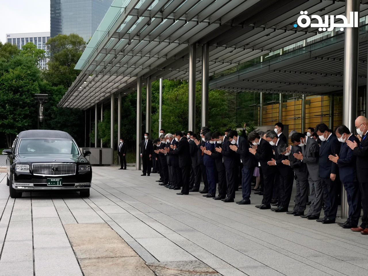 رئيس الوزراء الياباني والمسؤولون خلال تشييع جثمان شينزو آبي