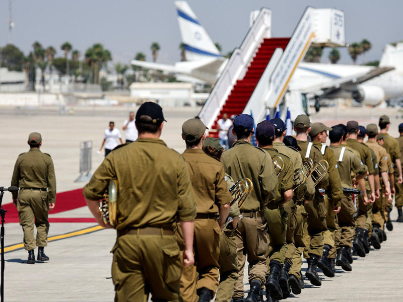 استعدادات إسرائيلية في مطار بن غوريون قرب تل أبيب لاستقبال بايدن اليوم  (رويترز)
