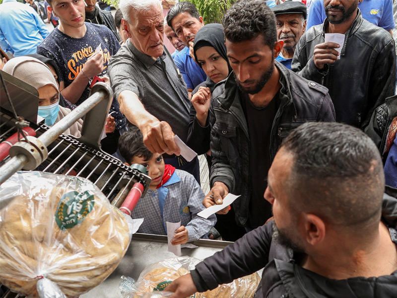 تجمع اللبنانيين على احد المخابز