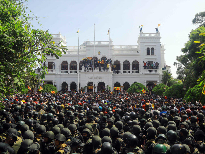 متظاهرون يحتلّون مقر رئيس الوزراء رغم الوجود الأمني الكثيف في كولومبو (أ ف ب)