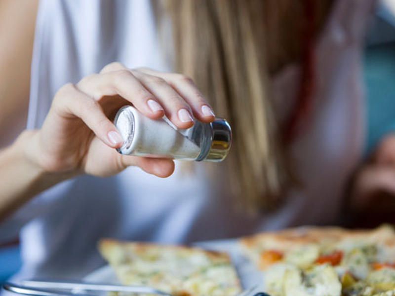 اضافة الملح اثناء الاكل يزيد من نسبة الوفاة المبكر 