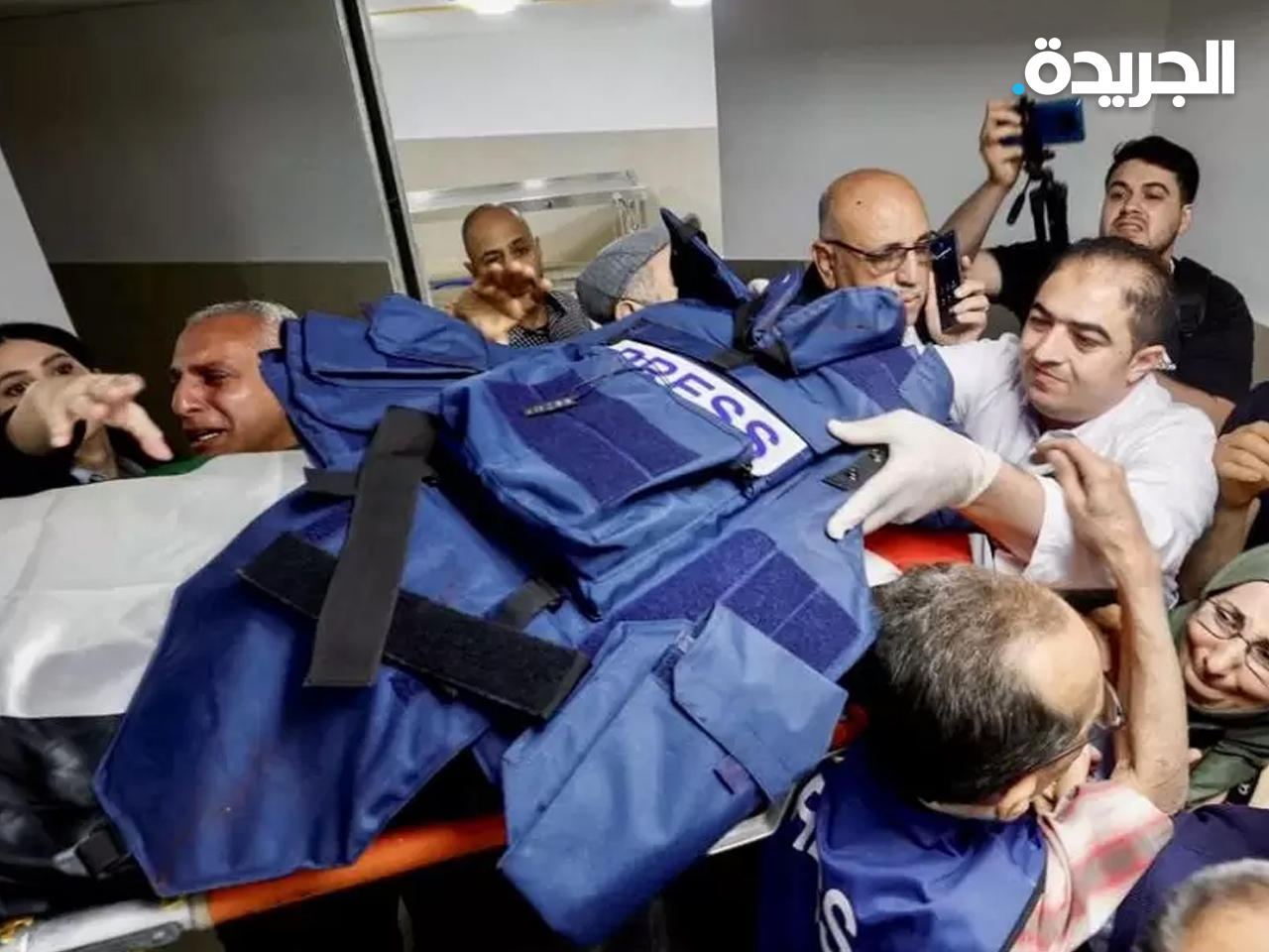 فلسطينيون يحملون جثمان أبوعاقلة