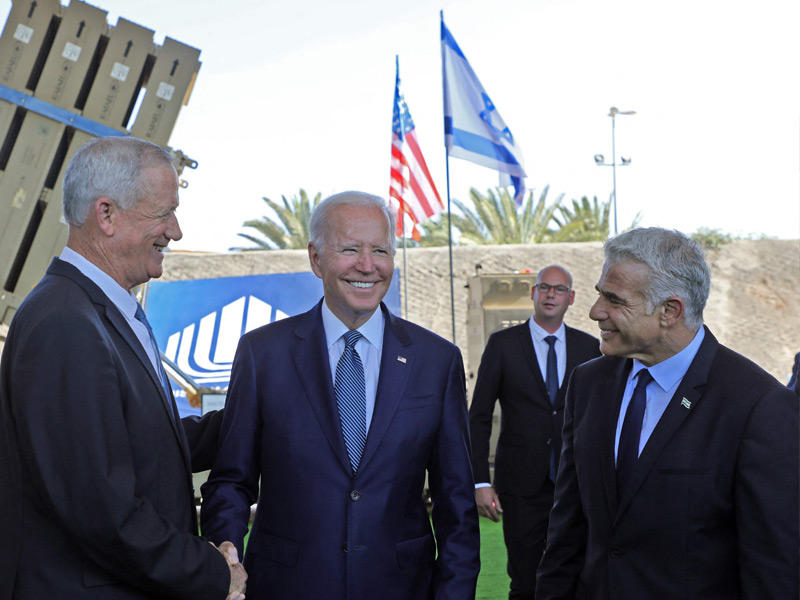 بايدن متفقداً أنظمة دفاع جوي إسرائيلية في مطار بن غوريون أمس (أ ف ب)