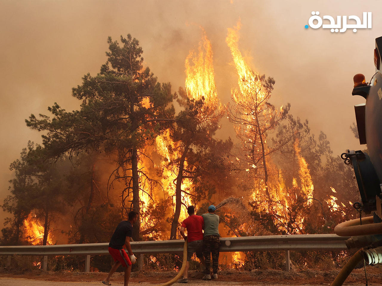 متطوعون يساعدون في إخماد حريق غابات اندلع في شبه جزيرة داتشا بجنوب غرب تركيا